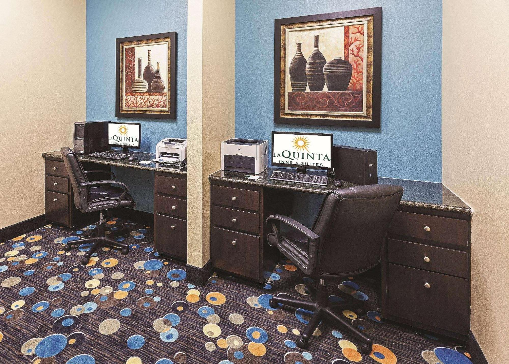 Отель La Quinta By Wyndham Houston Hobby Airport Экстерьер фото